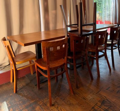 une table et des chaises dans une pièce avec une grande fenêtre