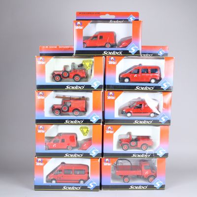 six camions rouges miniatures sont empilés les uns sur les autres