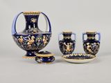 trois vases décorés de bleu et d'or et un bol