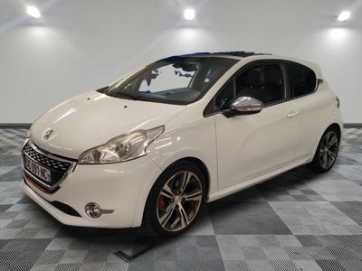 la petite voiture blanche est garée dans la pièce au sol en damier