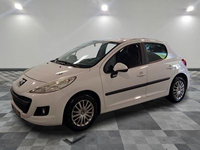 la petite voiture blanche est garée sur un carrelage à carreaux