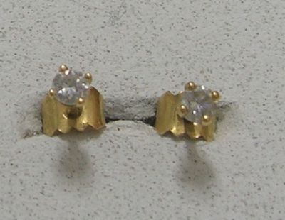 une paire de boucles d'oreilles en or et diamants sur fond blanc