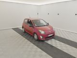 une petite voiture rouge garée dans une pièce blanche