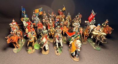 Les figurines sont toutes habillées de couleurs et de tailles différentes.