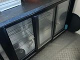 un plan de travail noir muni d'une porte vitrée