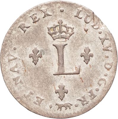 Gros plan sur une pièce de monnaie ornée d'une couronne