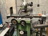 une machine qui se trouve dans une pièce avec de nombreux outils
