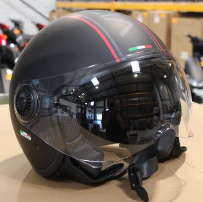 un casque posé sur une table dans une pièce