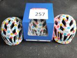 deux casques posés l'un à côté de l'autre