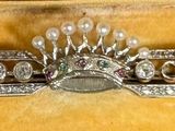 une broche en argent qui se trouve dans une boîte