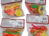 quatre sachets de fruits et légumes assortis dans des sacs en plastique