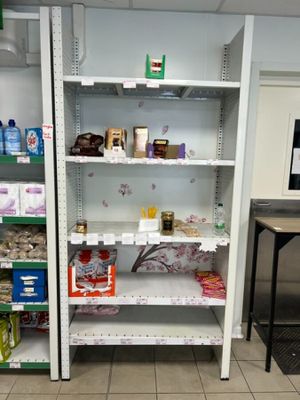 un rayon de produits alimentaires au milieu d'un magasin