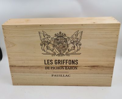 une boîte en bois portant un logo, posée sur une table