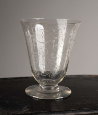un vase en verre posé sur une table en bois