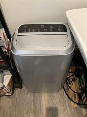une photo d'une machine à laver dans une petite pièce