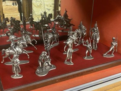 de nombreuses figurines en argent exposées dans une vitrine