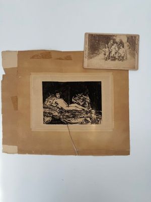 une photo d'un homme et d'une femme assis sur un canapé