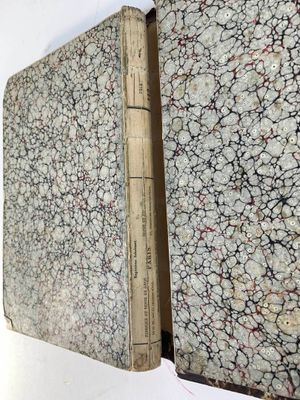 un livre ouvert sur une surface blanche