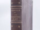 un livre posé sur une table