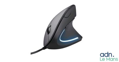 un gros plan d'une souris posée sur une surface blanche, éclairée par une lumière bleue