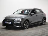 une Audi Q3 grise garée dans une pièce au sol à carreaux