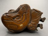 une petite sculpture en bois représentant un oiseau, posée sur une table