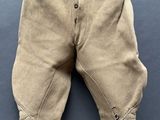 un gros plan sur un pantalon suspendu à une corde à linge
