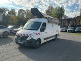 une camionnette blanche garée dans un parking