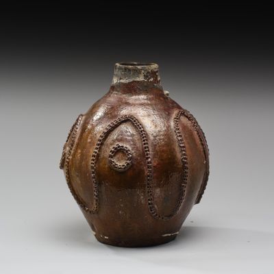 un vase brun posé sur une table