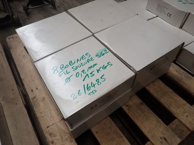 de nombreuses caisses de denrées alimentaires posées sur une palette dans un entrepôt