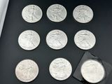 quelques pièces d'argent sont posées sur une surface noire, à côté d'une feuille de papier