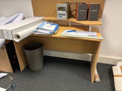 Lot comprenant : Bureau en bois stratifié clair à un gradin …