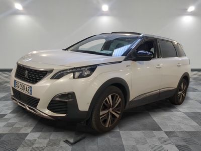 la voiture blanche est garée sur le sol à carreaux d'une pièce