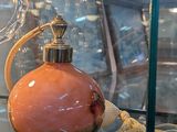 une vitrine en verre sur laquelle est posée une bouteille de parfum