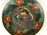 une assiette avec un oiseau et des fleurs