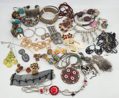 BIJOUX. Lot de bijoux fantaisies.