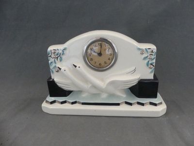 une horloge posée sur un socle
