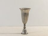 un vase en argent posé sur une table