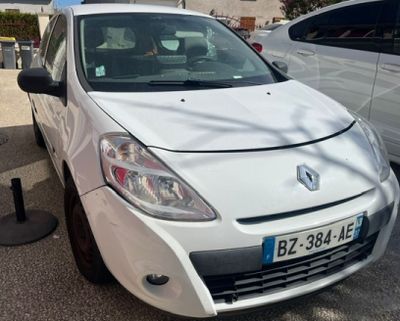 la photo d'une voiture blanche garée dans un parking