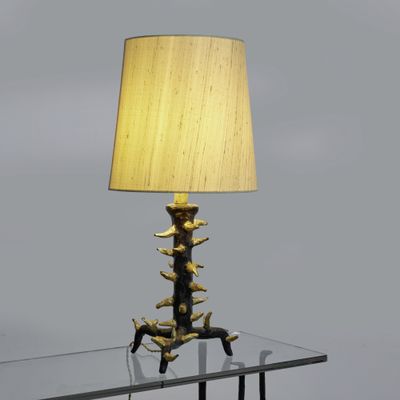 un gros plan d'une table sur laquelle est posée une lampe