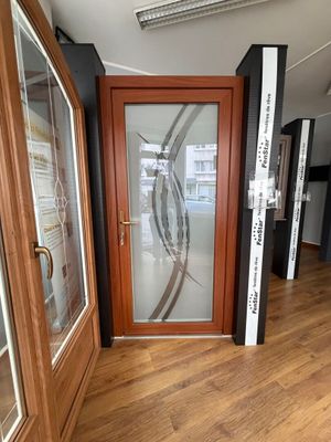 une porte en bois avec une vitre à l'intérieur