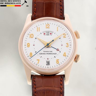 une image d'un gros plan d'une montre-bracelet avec un bracelet marron