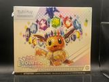 Boîte contenant une figurine de Pikachu représentant les évolutions des Pokémon, exposée dans une vitrine