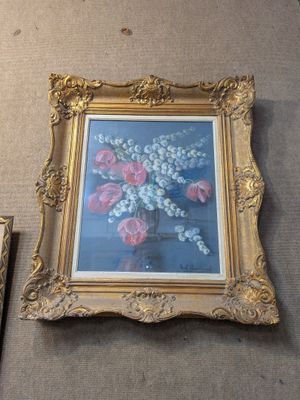 une photo d'une photo représentant un vase de fleurs accroché au mur