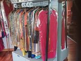 une photo d'un portemanteau avec des vêtements accrochés dessus