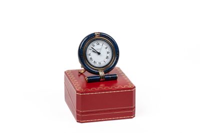 Must de CARTIER. Pendulette circulaire en métal doré et émai… - Photo 1