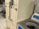 une photo d'une cuisine avec un réfrigérateur et une machine à laver