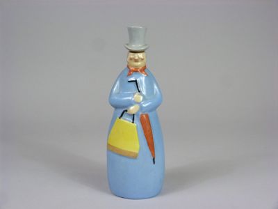 une figurine représentant un homme tenant une carotte à la main