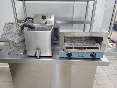 un plan de travail argenté sur lequel sont posés un grille-pain et un panier