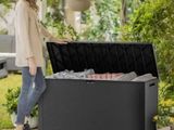 une femme debout à côté d'un coffre de rangement extérieur